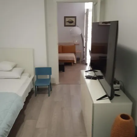 Center Of Split, Quite Bedroom For 2 Overnight *